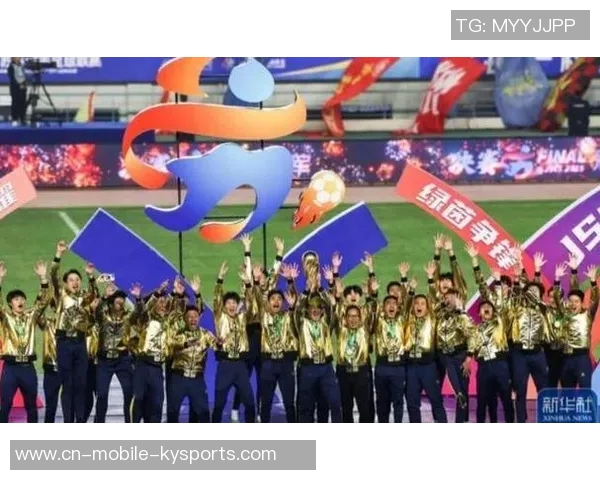 泰州首届苏超夺冠后迅速建设冠军奖杯打卡点吸引众多球迷前来留影