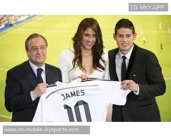 皇马球迷高举横幅抗议主席弗洛伦蒂诺接连失利引发的不满情绪 皇马球迷高举横幅抗议主席弗洛伦蒂诺接连失利引发的不满情绪