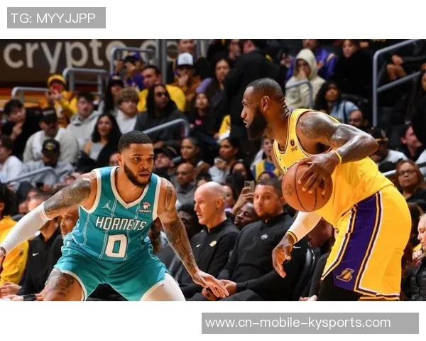 老队友默契配合濃眉果断分球助拉塞尔轻松命中三分